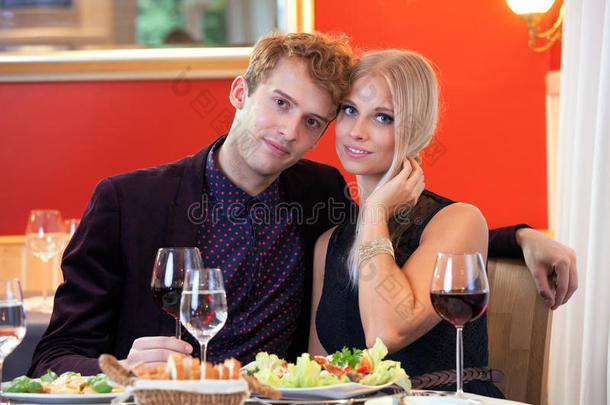 可爱的年轻夫妇在餐厅约会。