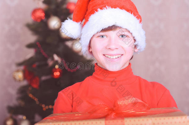 圣诞彩灯下戴着圣诞帽的微笑男孩