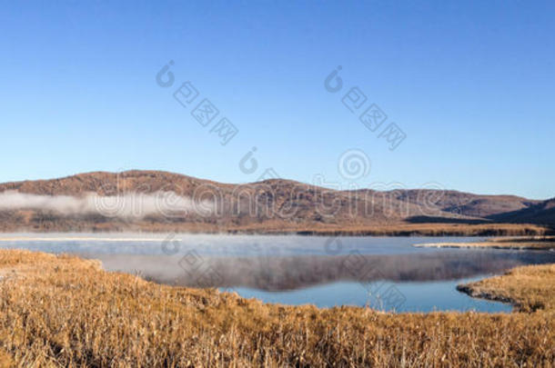 清晨乌苏浪荡湖全景图