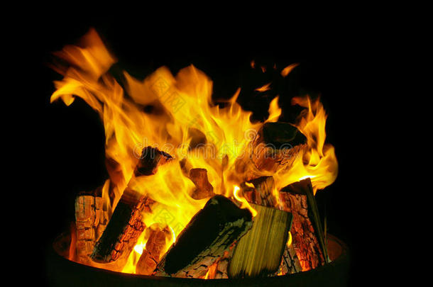 火苗炽热的黑烟温暖的篝火