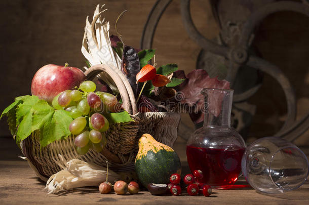 美丽的秋天构图与篮子，水果，<strong>南瓜</strong>，马克杯