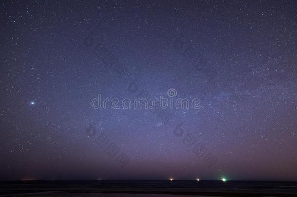 沙滩上星光灿烂的夜空。空间视图。