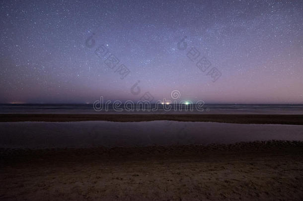 沙滩上<strong>星光</strong>灿烂的夜空。空间视图。