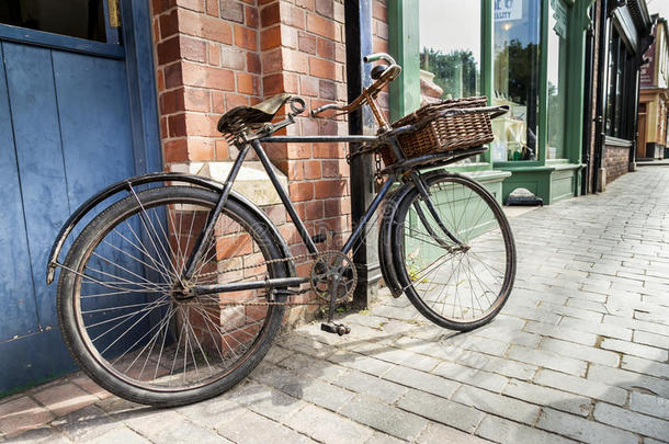 老式商店自行车与柳条篮子在前面。