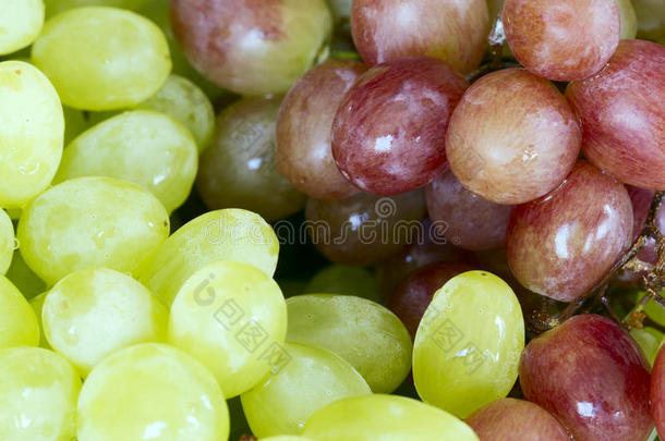一串串绿色和红色的大葡萄。
