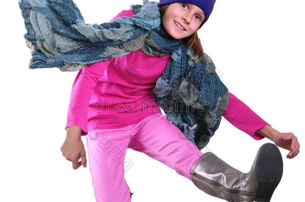 孤零零的秋日画像，戴着帽子、围巾和靴子<strong>跳跃</strong>的孩子