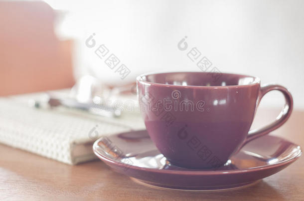 木制桌子上的紫罗兰色咖啡杯