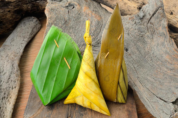 <strong>泰国</strong>甜点<strong>糯米饭</strong>包裹在木头背景上的香蕉叶。