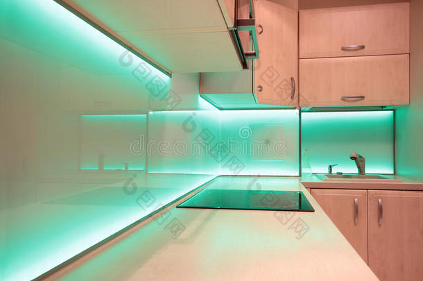 带绿色<strong>led照明</strong>的现代豪华厨房
