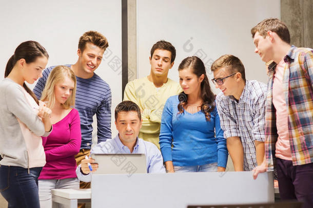 一群学生和老师拿着笔记本电脑