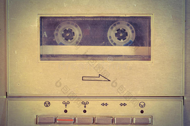 作为背景的旧盒式磁带播放机。