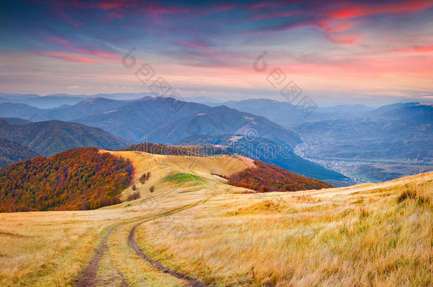 五彩缤纷的秋日日出在山间。
