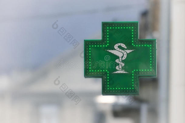 绿色药房标志。