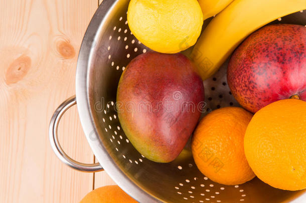 成熟的芒果和柑橘类水果