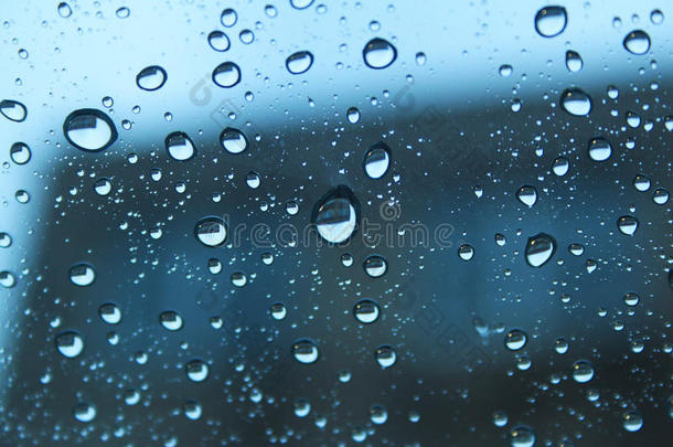 透明玻璃上的雨滴