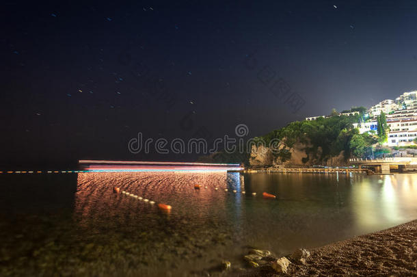 黑山布瓦湾漂浮船只的夜景