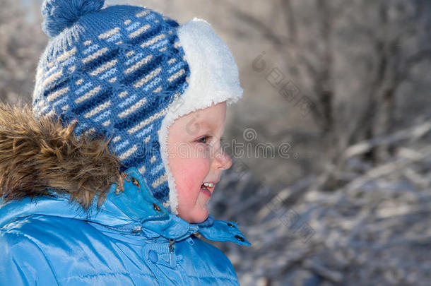 画像快乐的<strong>小孩冬天</strong>在公园散步的男孩