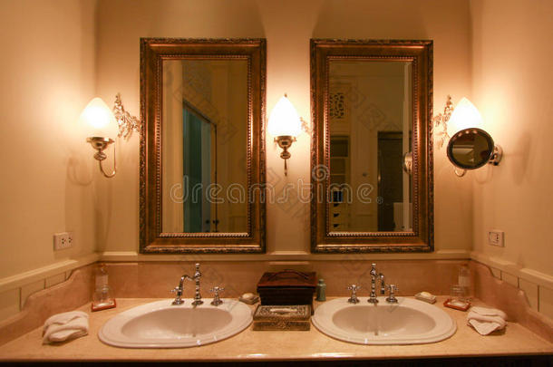 酒店或度假村提供带清洁装置的复古浴室。带有原装家具的高级浴室内部。