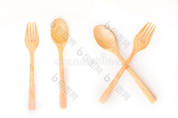 白色背景的棕色木制勺子和叉子