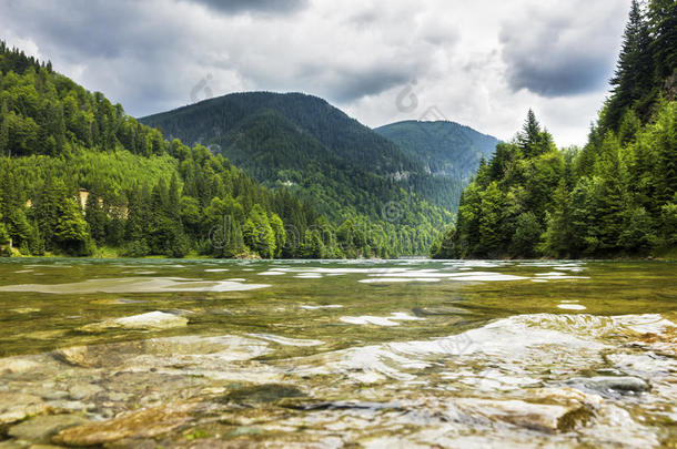 美丽的阿尔卑斯山风景，加上帕朗山的卡尔塞斯库湖