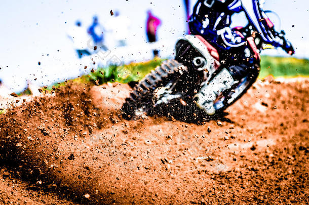 摩托车越野车在飞扬的泥泞和碎片的弯道上<strong>加速</strong>