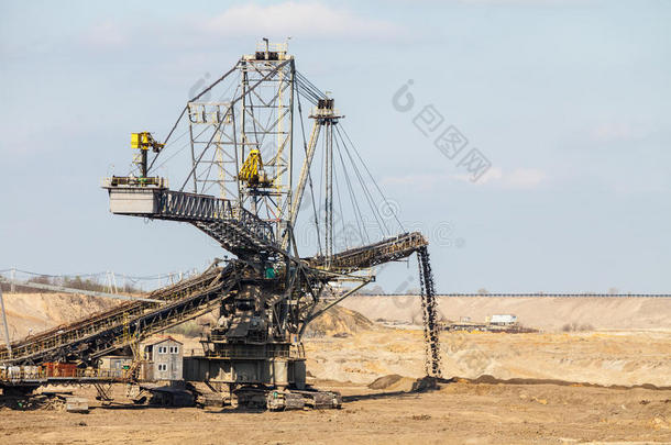 棕色<strong>露天煤矿</strong>。巨型挖掘机。