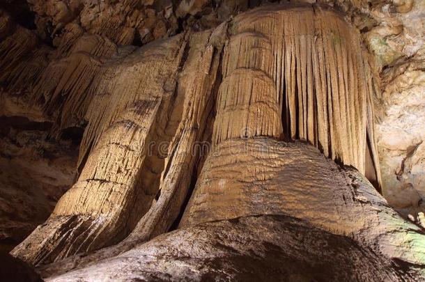 瀑布，弗吉尼亚州卢雷洞穴的岩层