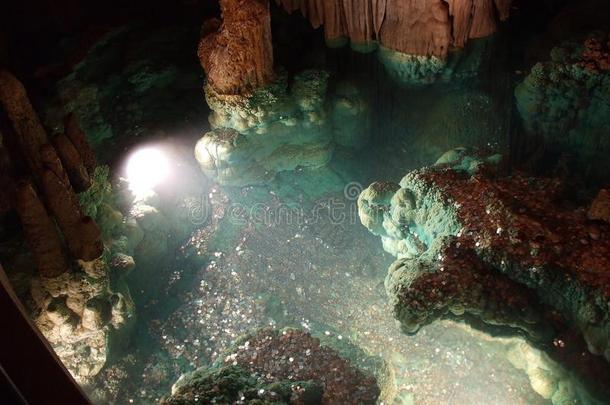 弗吉尼亚州卢雷洞穴形成的一个小池塘