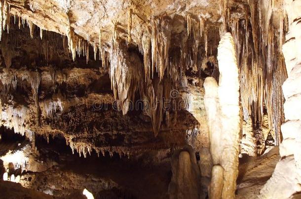 弗吉尼亚州卢雷洞穴的钟乳石、石笋和柱子