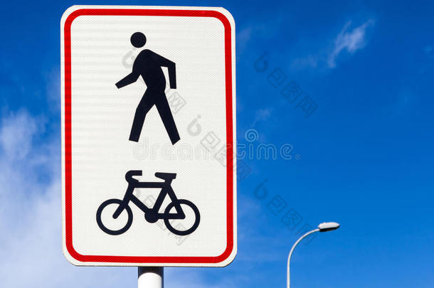 脚踏车和行人专用道标杆上的道路标志，自行车