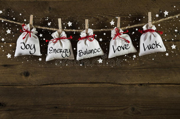 木制圣诞背景：带有礼物和tex的贺卡