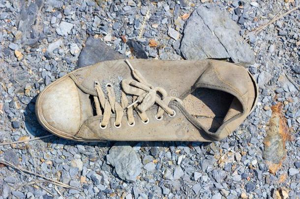 废弃的旧帆布鞋已经损坏
