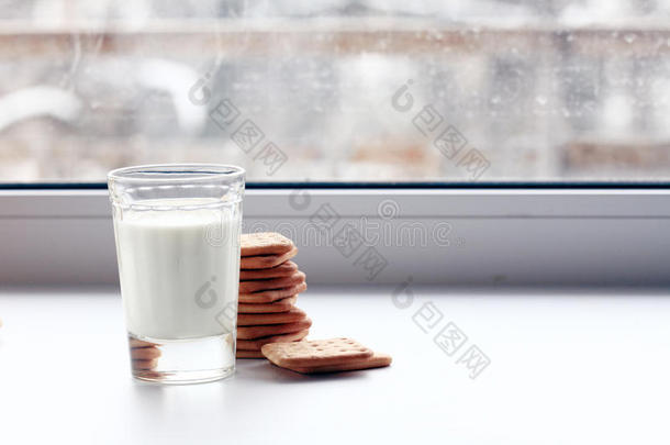 一杯牛奶和饼干减肥法