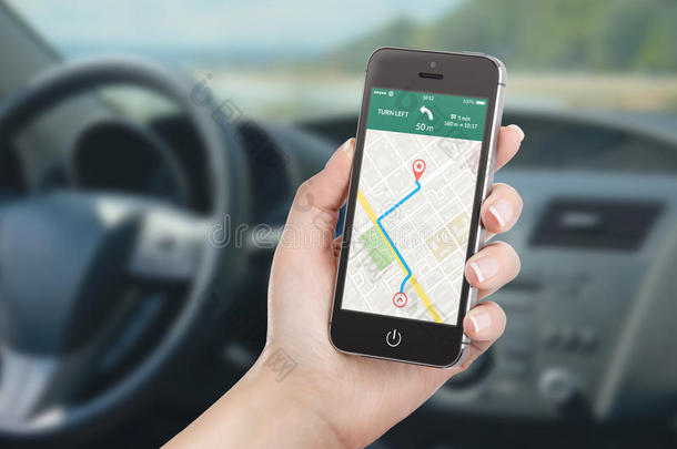 屏幕上带有地图gps导航应用程序的智能手机
