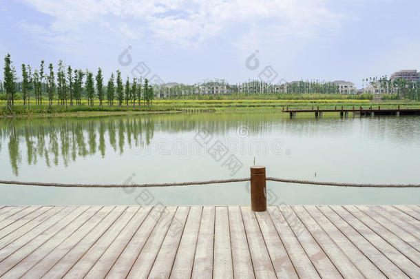 阳光明媚的夏日，湖面上有木板的观景台