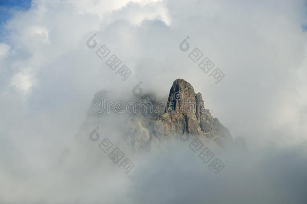 云朵中的山峰杜弥迪多索