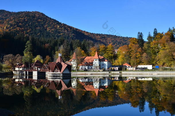 秋天美丽的湖边小屋的美景