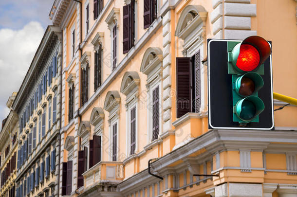 城市十字路口的红绿灯亮着