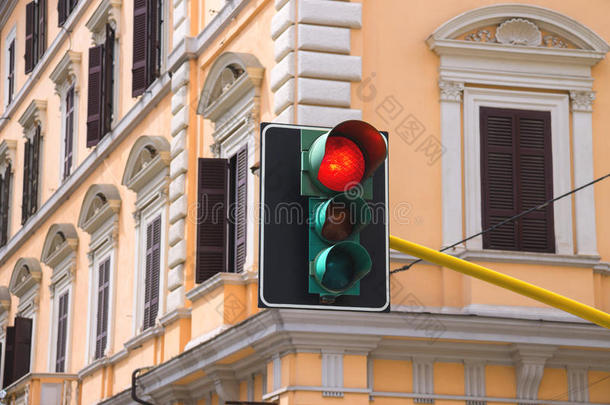 城市十字路口的红绿灯亮着