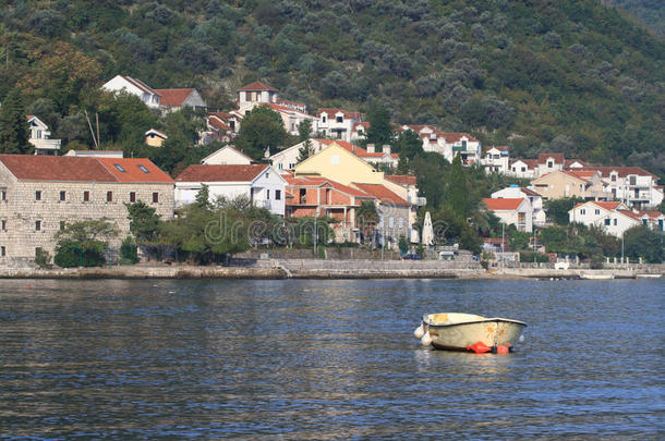 斯托利夫渔村背景上的小船