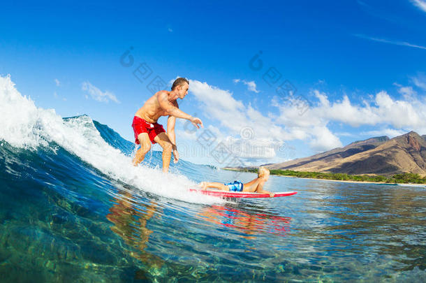 父子俩一起冲浪，一起乘风破浪