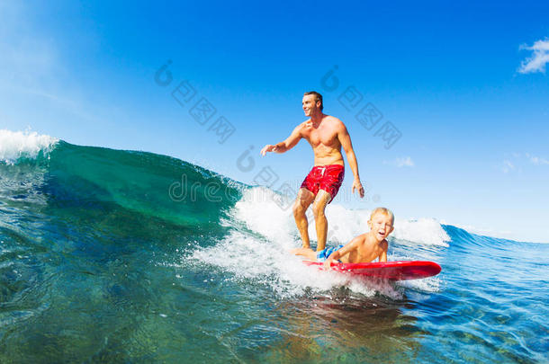 父子俩一起冲浪，一起乘风破浪