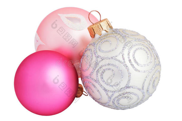 银色，粉色和紫色圣诞球特写孤立