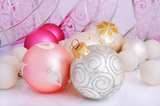 银色、<strong>粉色</strong>、<strong>紫</strong>色和白色圣诞球