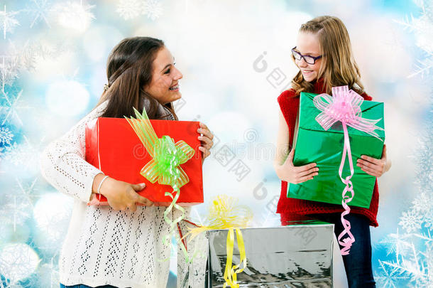 女孩们在圣诞节送礼物。