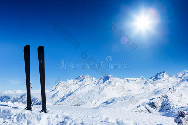 雪地里的一对滑雪板。寒假