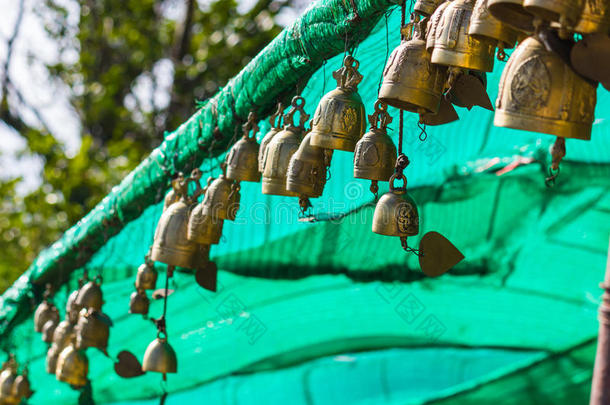 泰国大佛寺建筑群中的传统亚洲钟