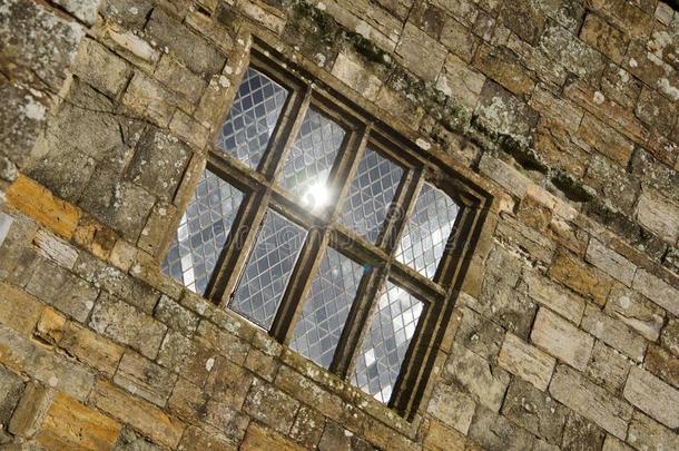 太阳<strong>倒映</strong>在战斗修道院的铅制窗户上