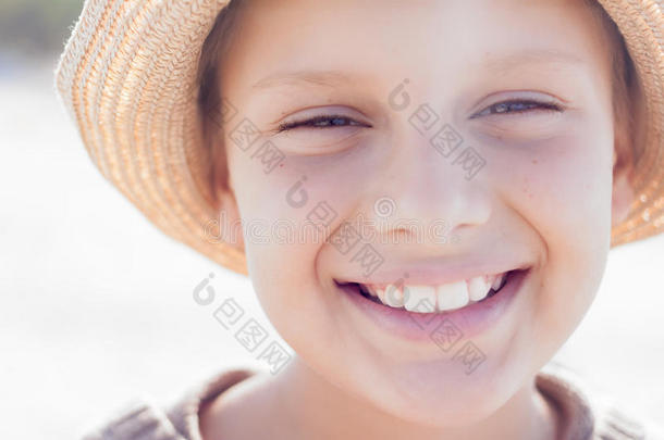 可爱的小草帽快乐的微笑