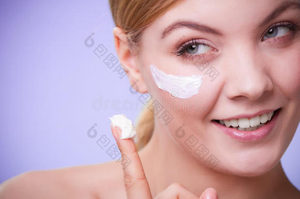 护肤品。年轻女孩的脸护理干燥的皮肤。